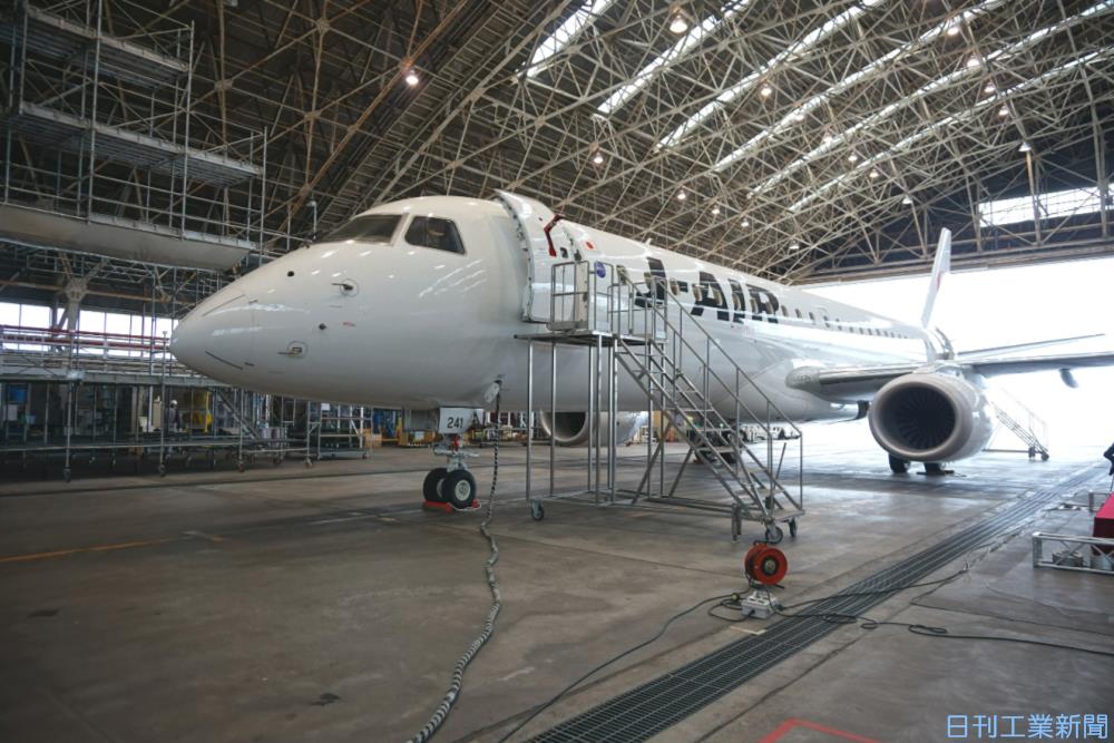 ジェイエア、エンブラエルE190型機導入−高級席「クラスJ」設置