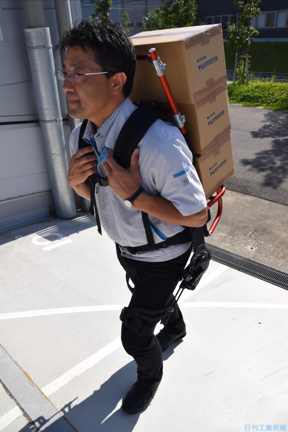 【詳細不明】時代物　置物　荷物を担ぐ太った男 ColBase