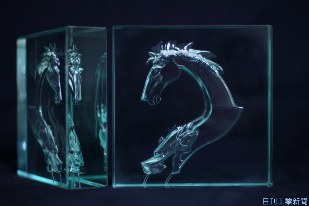 工法は秘密！ 厚さ40mmガラス内部に馬の彫刻−アリューズが制作 | 機械