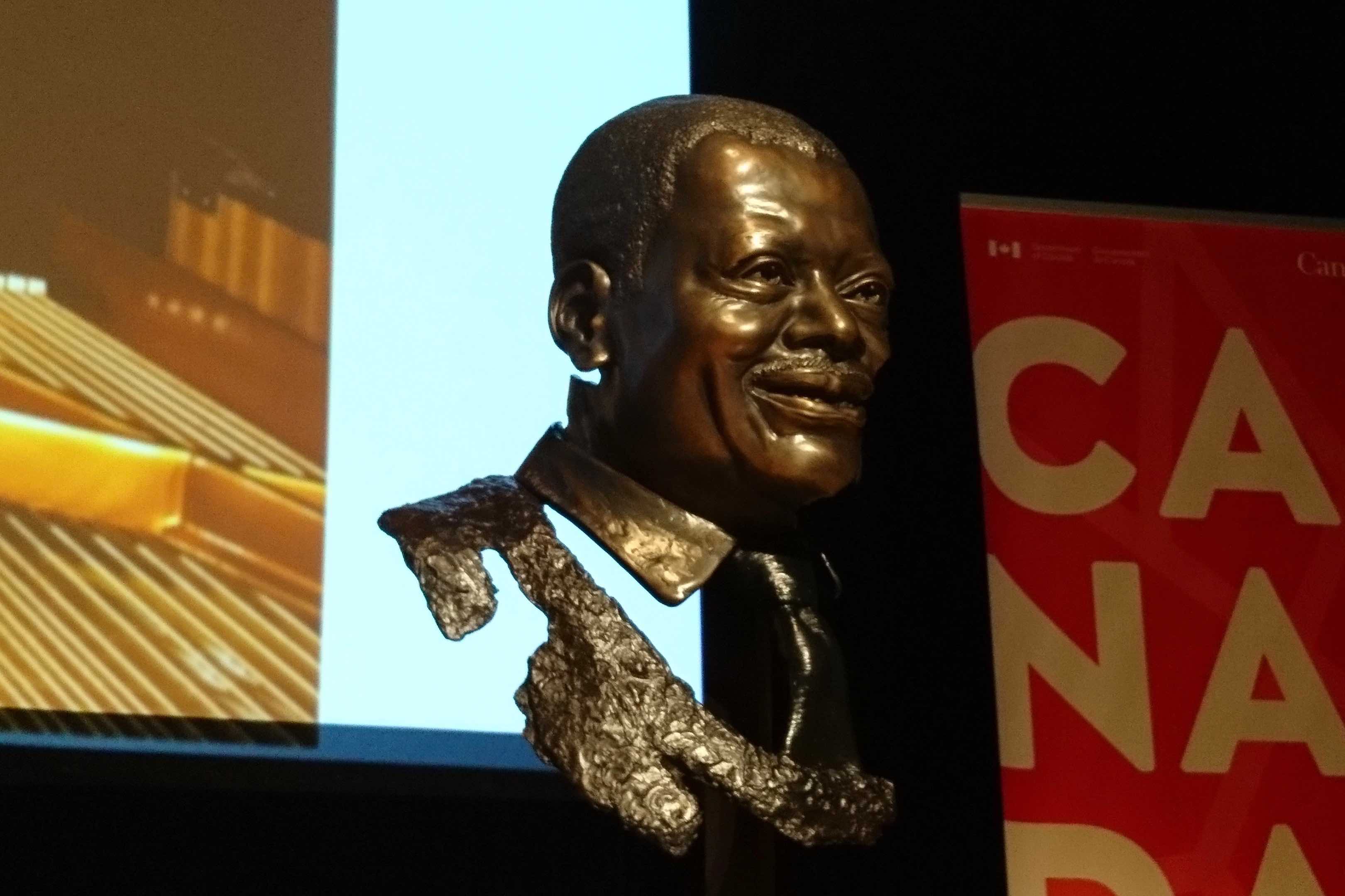 電子版】オスカー・ピーターソン没後10周年、カナダ大使館で胸像設置の