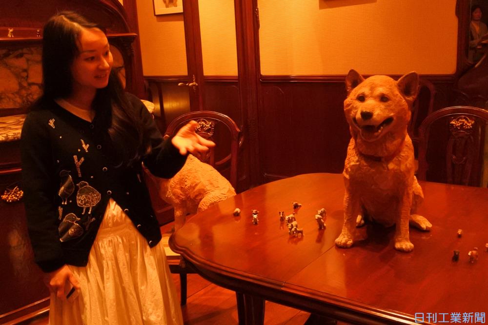 愛犬など動物の木彫り大集合 ヤマザキマザック美術館、はしもとみお氏企画展 機械 ニュース 日刊工業新聞 電子版