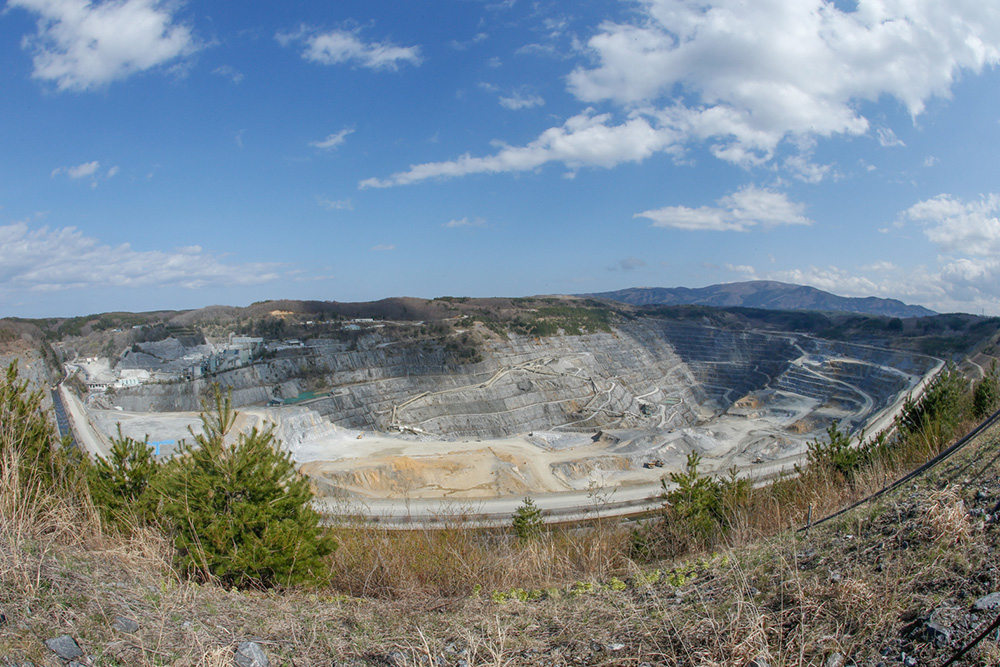 セメントのある風景(1)八戸キャニオン 海面下の石灰石、日本で唯一採掘 | トピックス ニュース | 日刊工業新聞 電子版