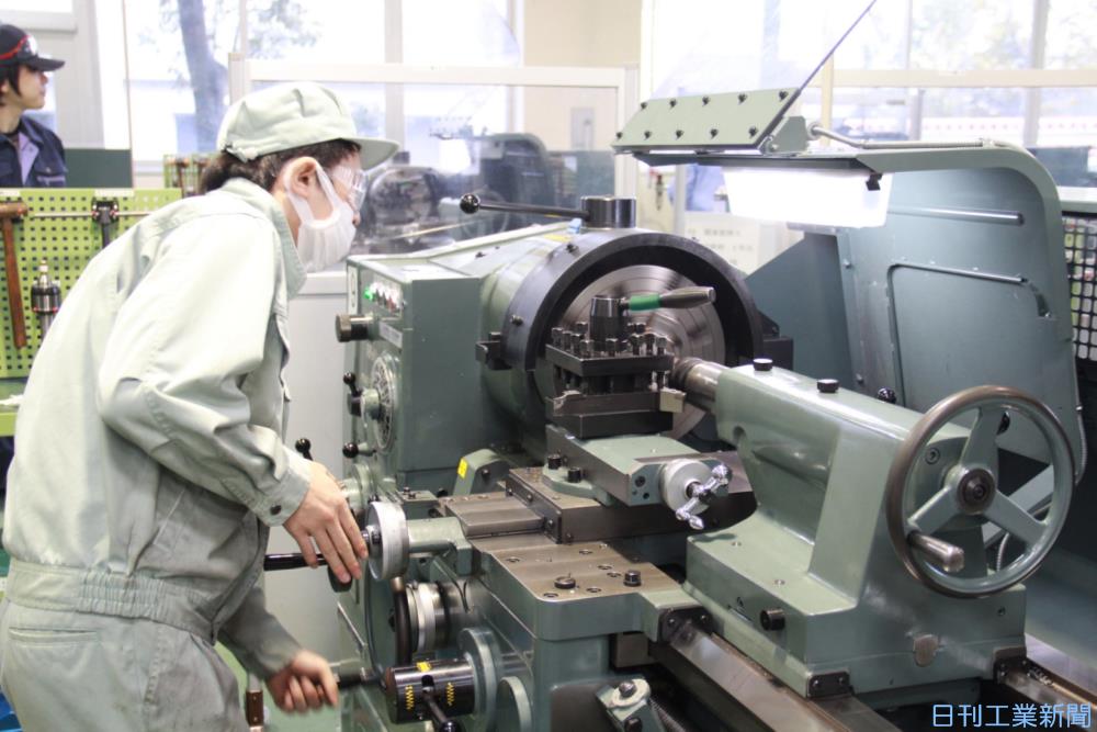 北陸能開大が成果発表会 多関節ロボ活用 バリ取りなど披露 ロボット ニュース 日刊工業新聞 電子版