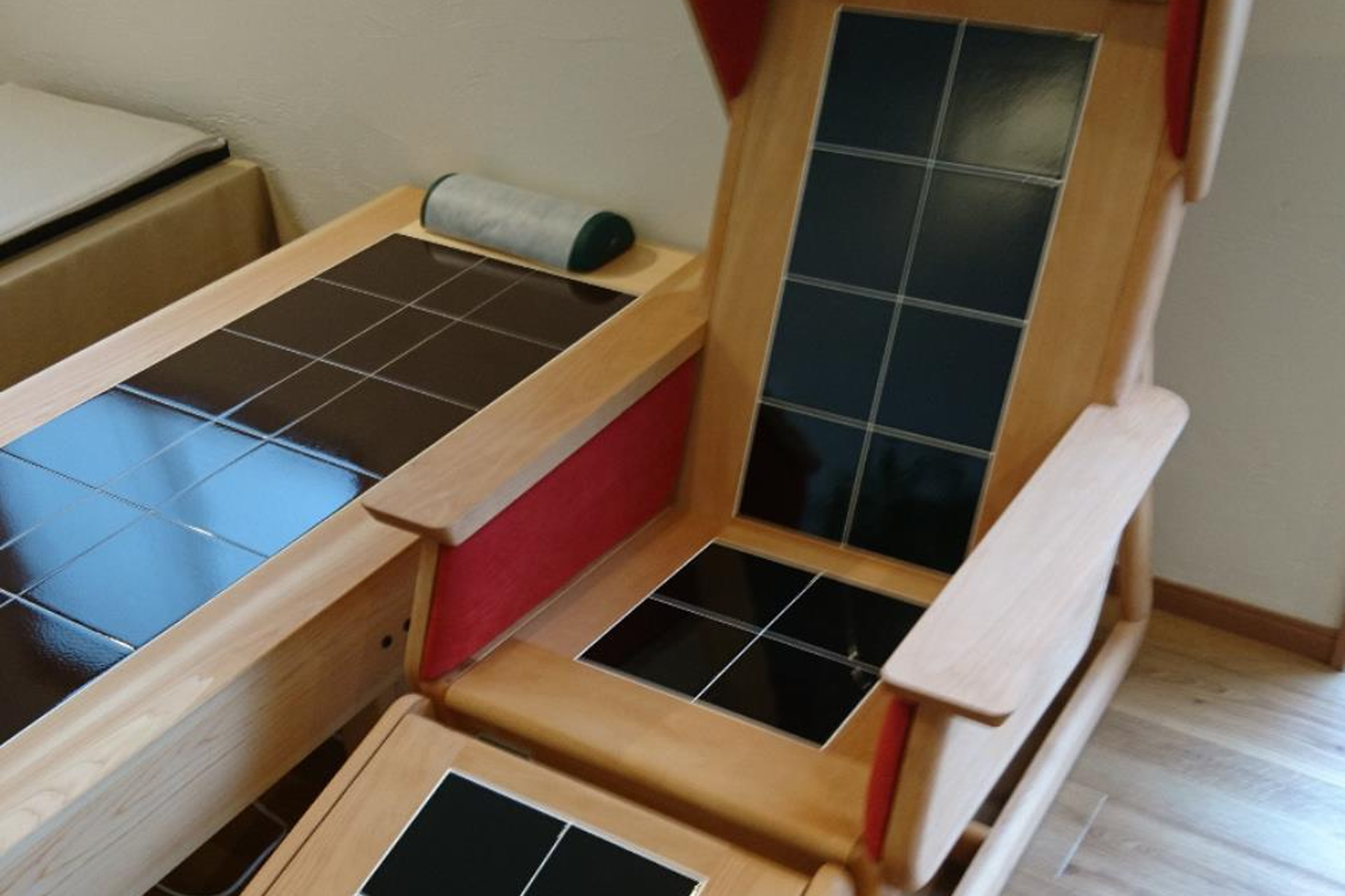 アップワン、陶板浴向け高級チェア 座りながら温熱体感 | 建設・住宅