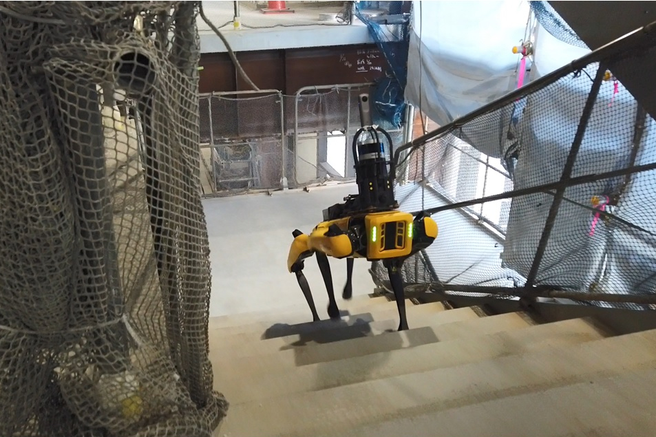 受動二足歩行ロボット（組み立て前） 竹中工務店、四足歩行ロボ自動巡回で現場管理業務10％減 | 日刊