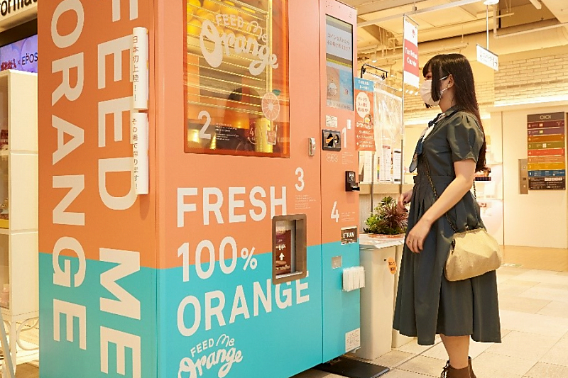 生搾り”オレンジジュースの自販機、日本初登場 オンラインで在庫 生搾り”オレンジジュースの自販機、日本初登場 オンラインで在庫
