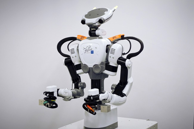 カワダロボ、人型協働ロボットの新シリーズ 既存機を小型化 | 日刊工業