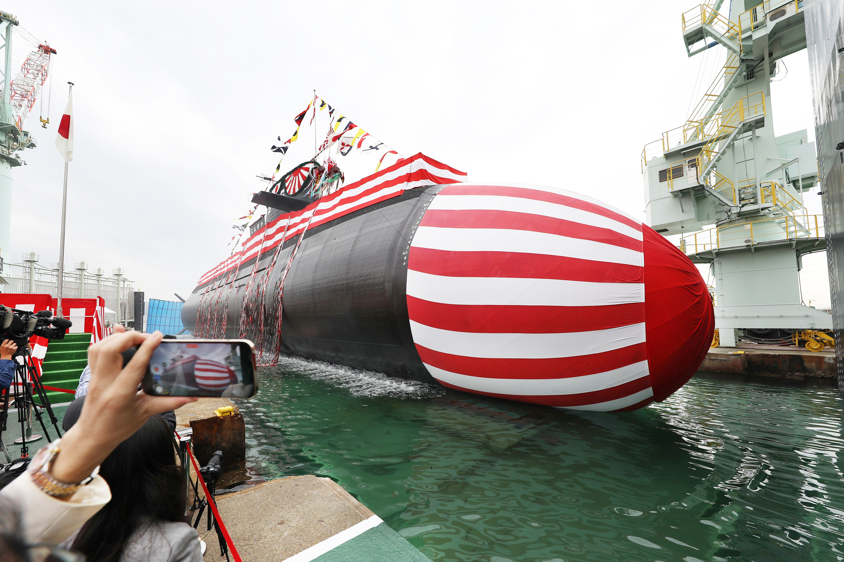 三菱重工、海自の新型潜水艦「じんげい」命名・進水式 神戸造船所