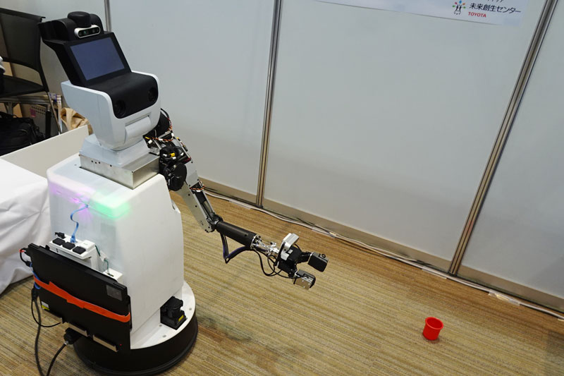トヨタ自動車未来創生センター、しなやかさのある腕持つ生活支援ロボ