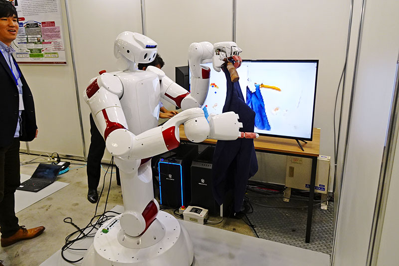 2023国際ロボット展／早大、ジャケットをハンガーにかけるロボ 模倣