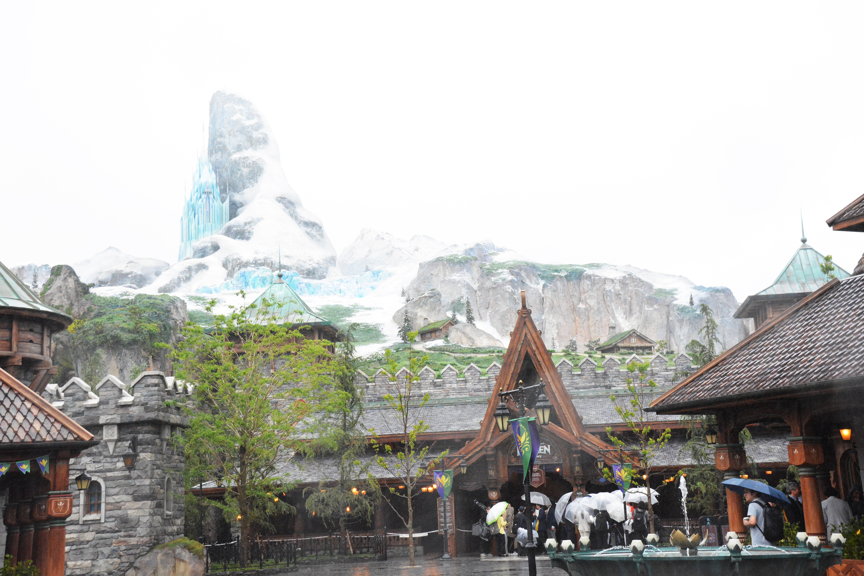 東京ディズニーシー新エリア公開 「アナ雪」氷の宮殿再現 | 日刊工業