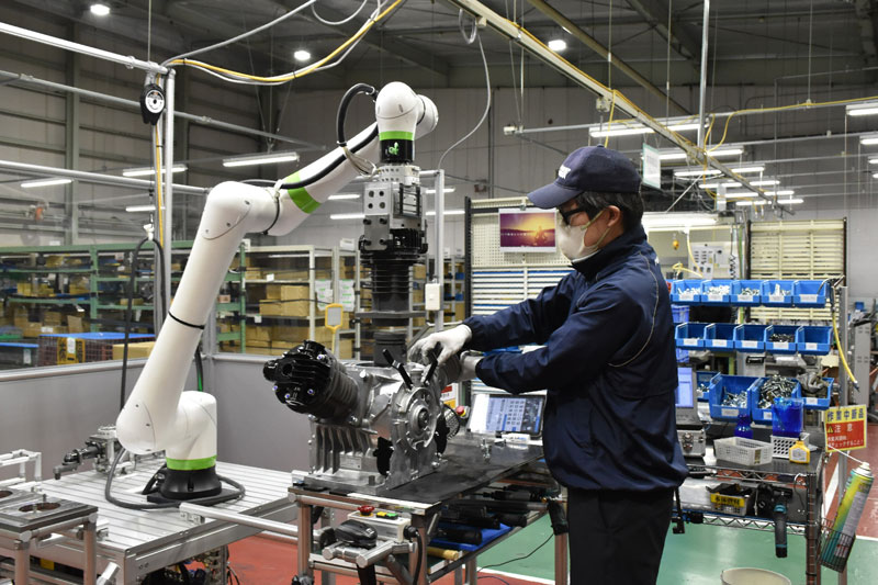 アネスト岩田、マザー工場にロボット導入 負担軽減・生産性向上 | 日刊 アネスト岩田、マザー工場にロボット導入 負担軽減・生産性向上 | 日刊
