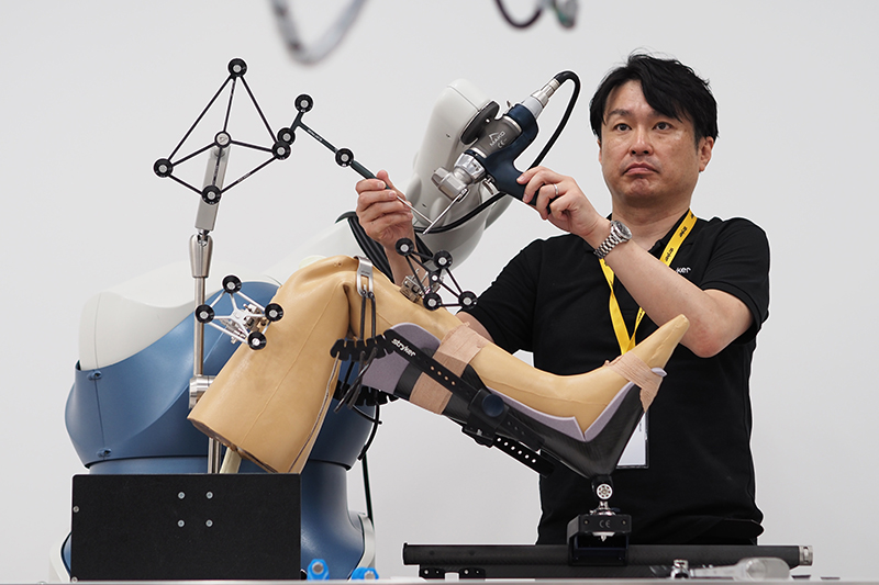 日本ストライカー、ロボットで人工関節手術支援 正確・安全を実現