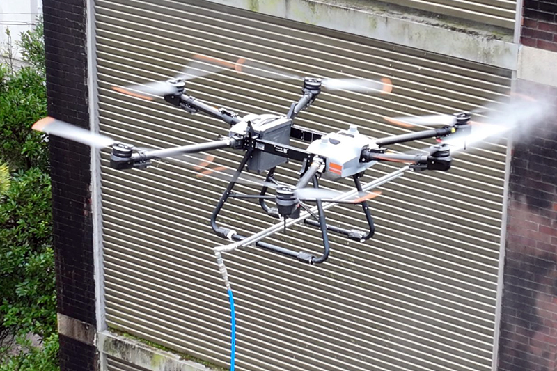 ドローンで高所洗浄 やまびこドローン、足場不要で大幅時短 | 日刊工業