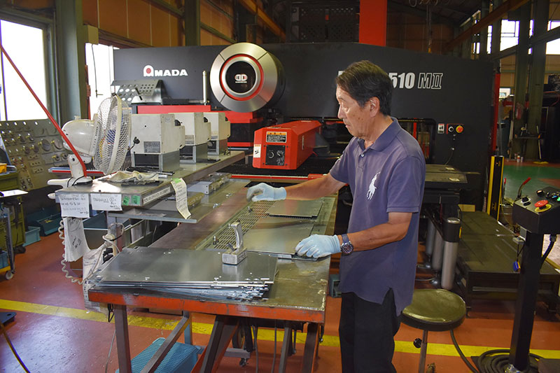 ネジを自動圧入し品質保証 津田工業、プレス機で鈑金接合 | 日刊工業