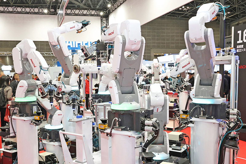 不二越、人が近づくと停止するロボット 離れると再開 安全性向上