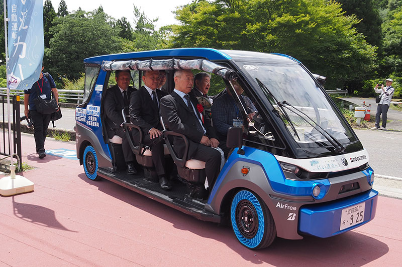 フリースタイル(自由型)地方気動車 空気いらないタイヤ で出発式 ブリヂストン、東近江市に自動運転EV