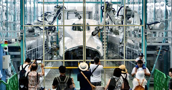 新幹線の塗装工程、6本腕ロボが活躍−JR東海、浜松工場で一般公開