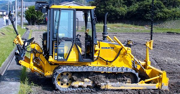 エムスクエア・ラボ、農業にブルドーザー活用 水田で実証 | 中小