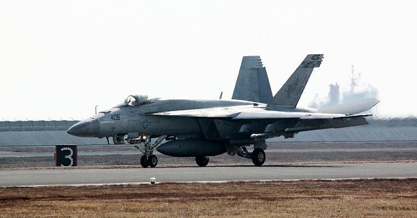 電子版】米空母艦載機、FA18スーパーホーネット 岩国に到着