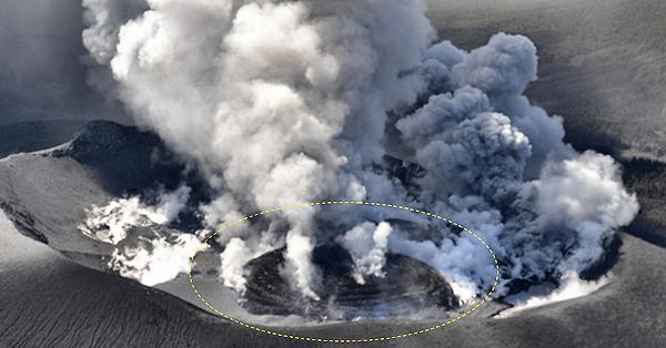 電子版】噴煙最高3000メートルに 新燃岳、噴火続く | トピックス