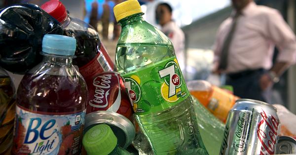 電子版】甘味飲料「ソーダ税」、炭酸系の消費4割減 米研究チーム調査