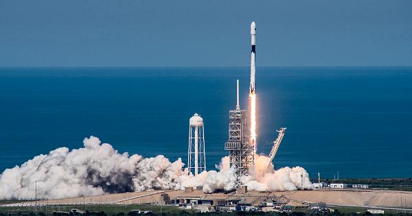 SpaceX Falcon 9 ロケットモデル 電子版】米スペースX、改良型「ファルコン9ブロック5」ロケット