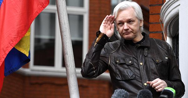 電子版】ウィキリークス創始者アサンジ氏、米議会証言を検討 ロシアの