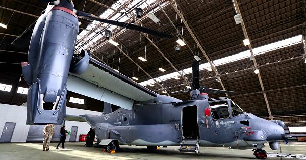 横田基地　CV-22 ガンダム22 横田基地] 特殊作戦機CV-22オスプレイから空挺兵が自由降下で