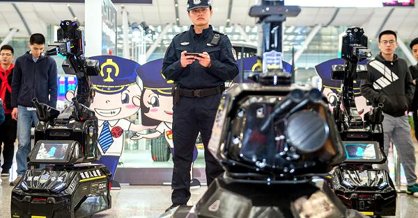 電子版】中国・鉄道警察、AI巡視ロボ導入 捕獲網やスタンガン装備