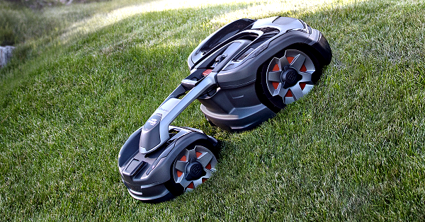 ハスクバーナ、全輪駆動のAI芝刈りロボ開発 | ロボット ニュース