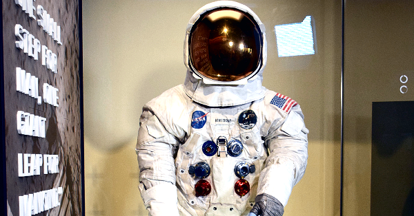 電子版】米博物館、アームストロング氏の宇宙服公開 アポロ50年