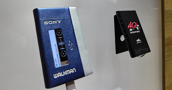 電子版】ソニー、初代「ウォークマン」再現した40周年モデル 11月欧州